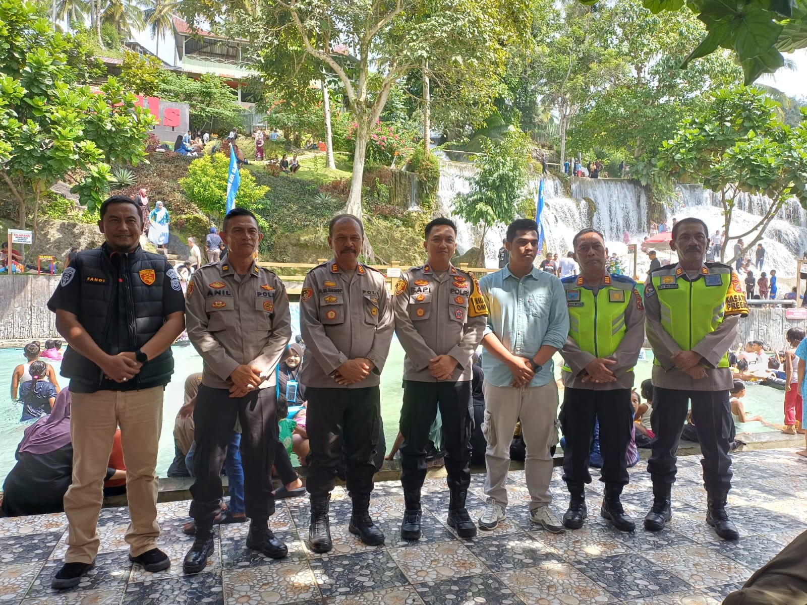 Waka Polres Tapsel, Kompol Rapi Pinakri, didampingi Kapolsek Batang Angkola, AKP Arma Ginda Harahap, Kasat Binmas AKP Eka Wahyudi, Kasi Propam AKP R Trihardjanto, Kapos Pam Iptu Anil DS, dan lainnya, saat memonitor langsung pengamanan objek wisata Aek Sijorni