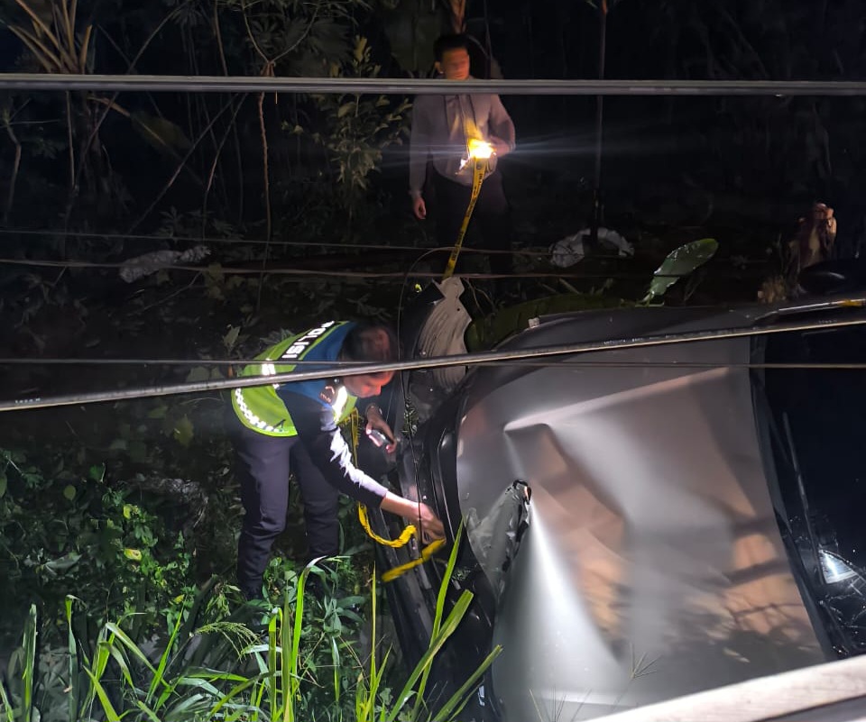 Polisi saat melakukan olah TKP pasca kecelakaan maut seusai perayaan malam tahun baruan di Kota Padangsidimpuan