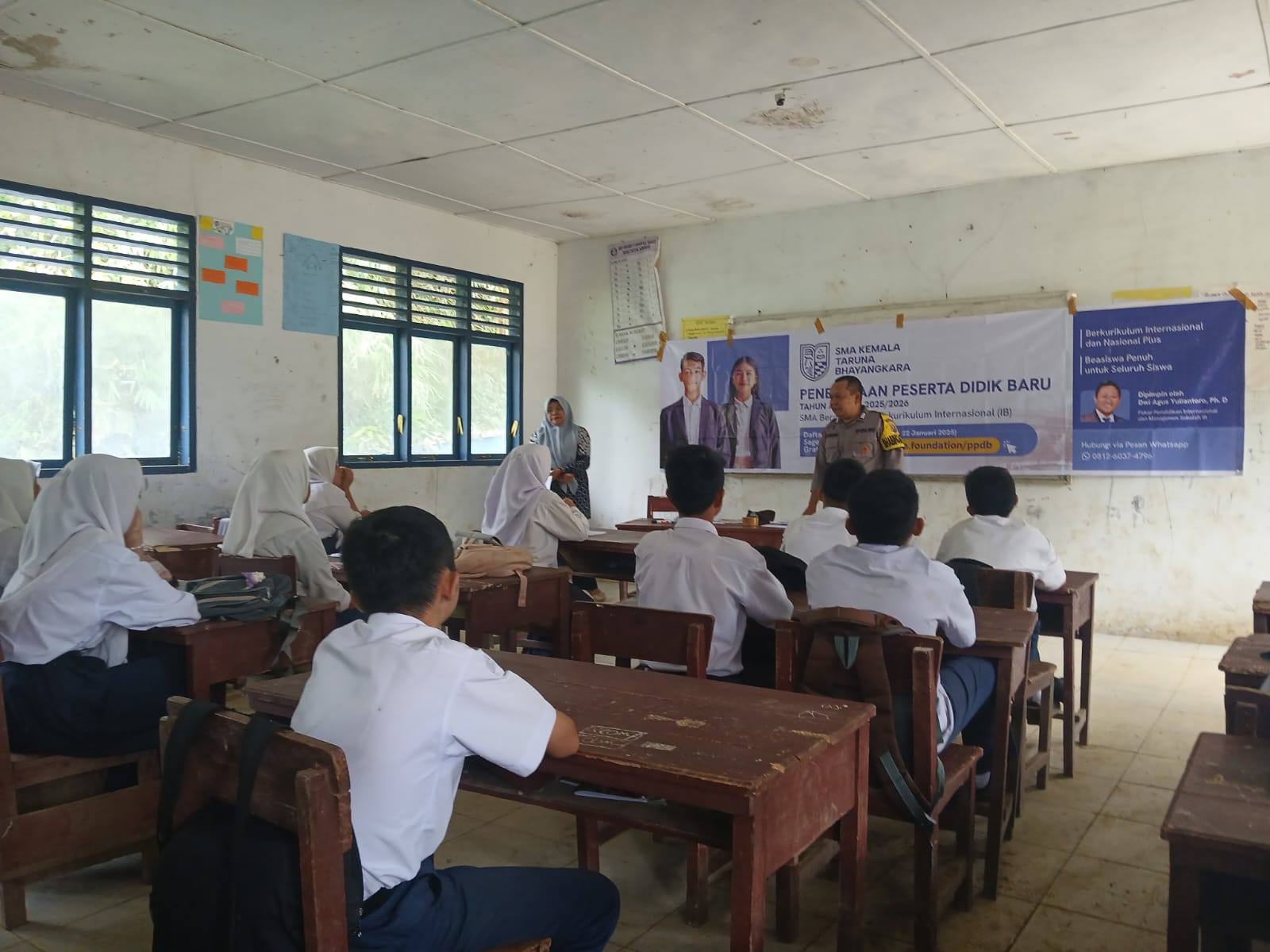 Bhabinkamtibmas Polsek Batang Toru, Bripka Adam Pohan, saat menyosialisasikan ke siswa Kelas IX SMPN 2 Sibangkua untuk mendaftar ke SMA Kemala Taruna Bhayangkara