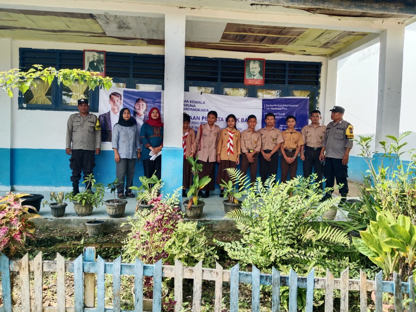 Bhabinkamtibmas Polsek Batang Toru, Aiptu Hilman S Harahap, dan Aiptu Akhsan Chatib Lubis, di sela sosialisasi ke SMPN 1 Muara Batang Toru untuk mendaftar ke SMA Kemala Taruna Bhayangkara