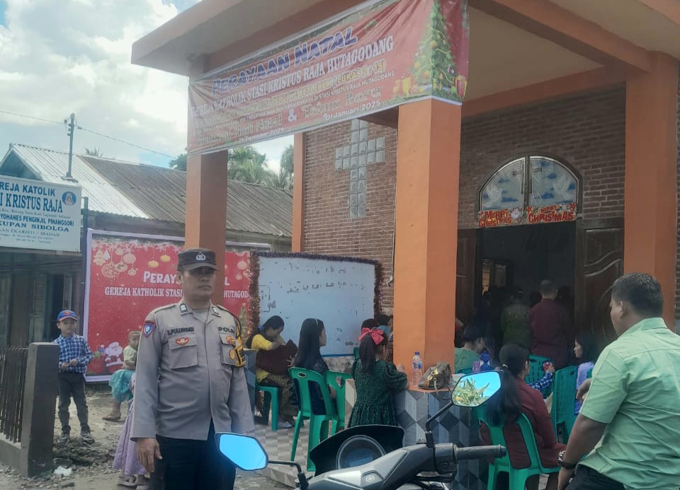 Personel Polsek Batang Toru saat melaksanakan pengamanan ibadah Minggu di Gereja Katholik Stasi Kristus Raja