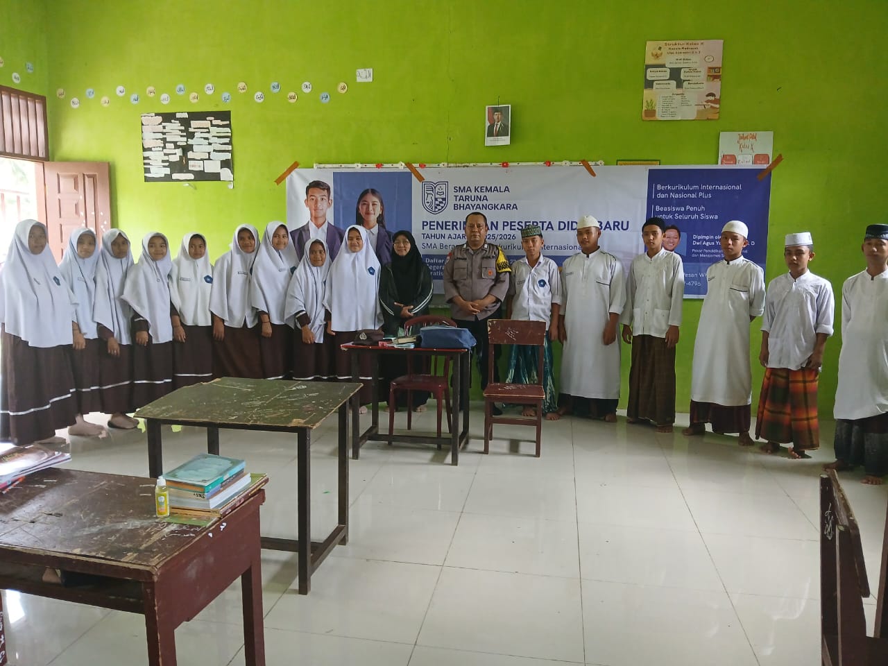 Bhabinkamtibmas Polsek Batang Toru, Bripka Adam Pohan, di sela menyosialisasikan penerimaan siswa baru SMA Taruna Kemala Bhayangkara Gunung Sindur, Bogor ke kalangan santri di MTs Darul Mursyidi