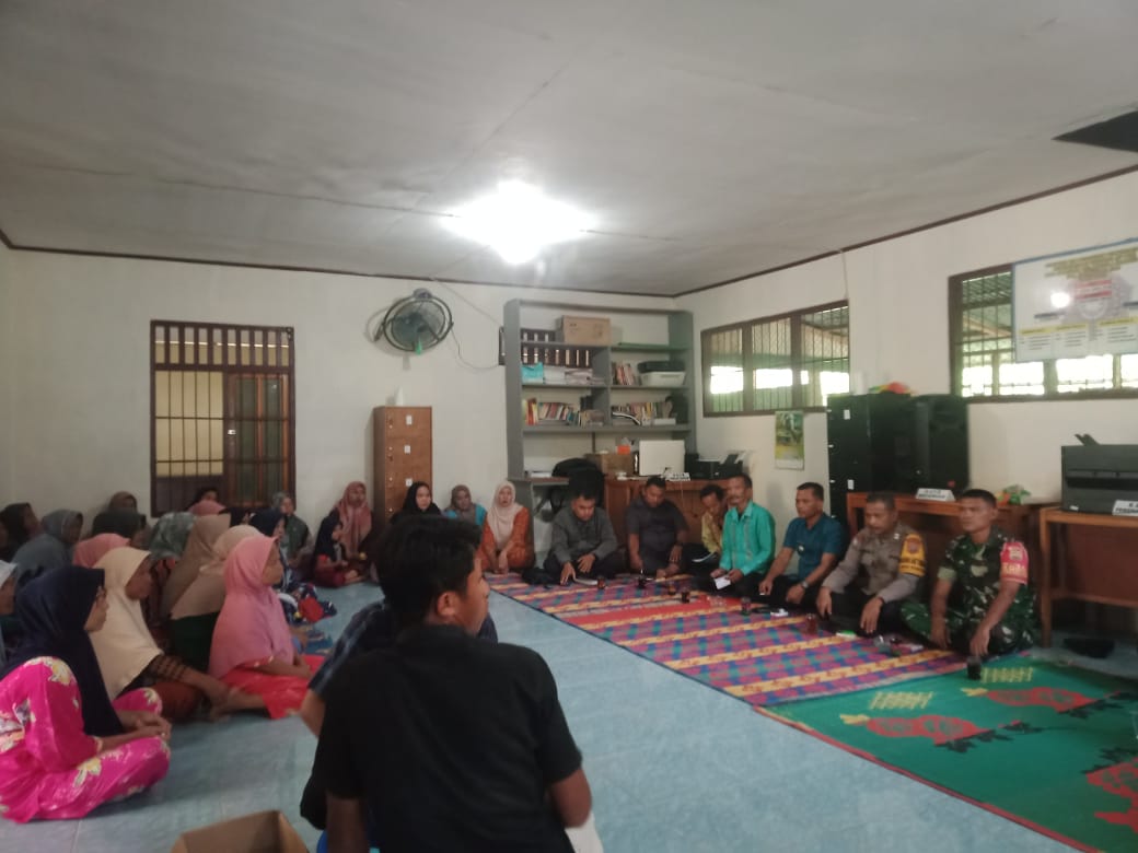 Bhabinkamtibmas Polsek Batang Toru, Aiptu Pasomal Siregar, saat menghadiri Musrenbang TA 2025 di Desa Simatohir
