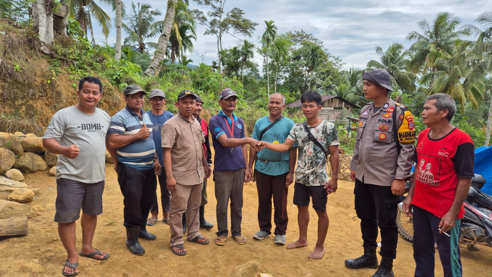 Kedua belah pihak saling bersalaman usai mencapai kesepakatan disaksikan Bhabinkamtibmas Polsek Batang Toru, Brigpol Wendi Pramono