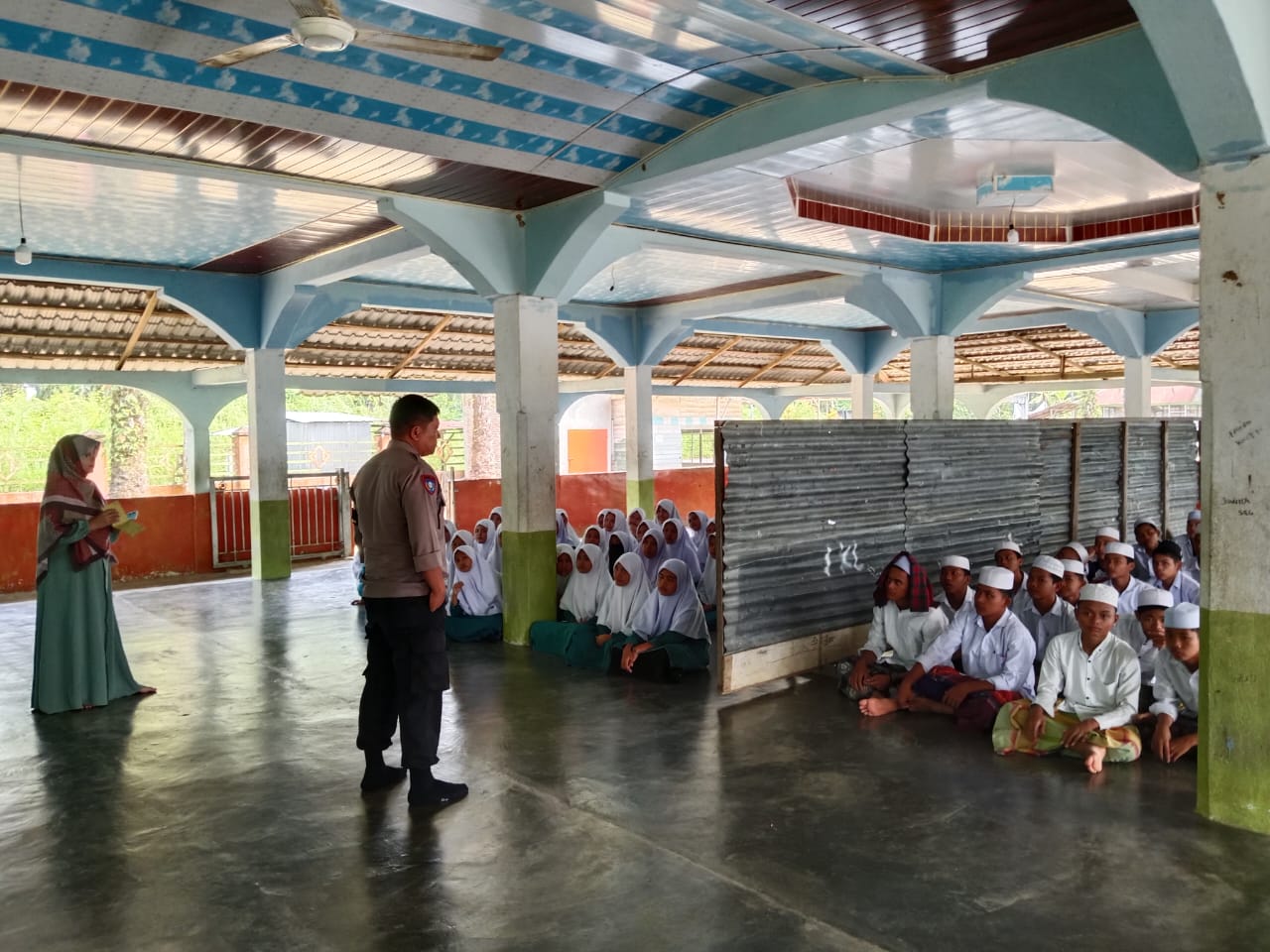 Bhabinkamtibmas Polsek Batang Toru saat memberi arahan ke siswa-siswi dalam kegiatan Police Goes to School ke Pondok Pesantren Babur Rahman, Kabupaten Tapanuli Selatan