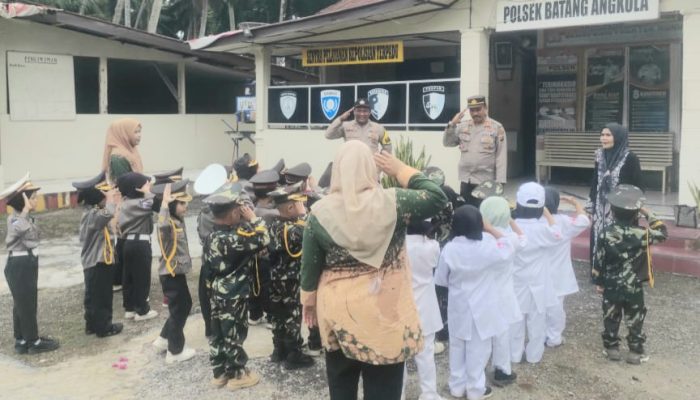 Polisi Ramah Anak, Kapolsek Terima Murid TK ke Polsek Batang Angkola