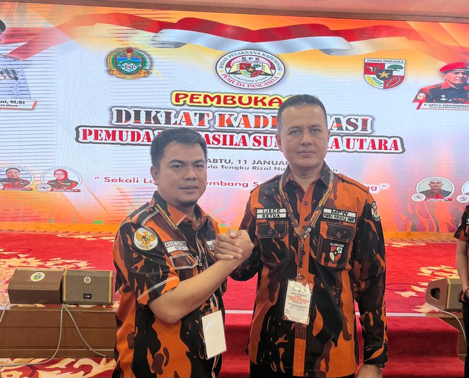 Ketua MPC PP Tapsel, Rocky AP Gultom (kiri), salam komando dengan Ketua MPW PP Sumut, Musa Rajekshah (kanan), di sela pembukaan Diklat Kaderisasi Madya yang berlangsung di Aula Tengku Rizal Nurdin, Kantor Gubsu, Kota Medan
