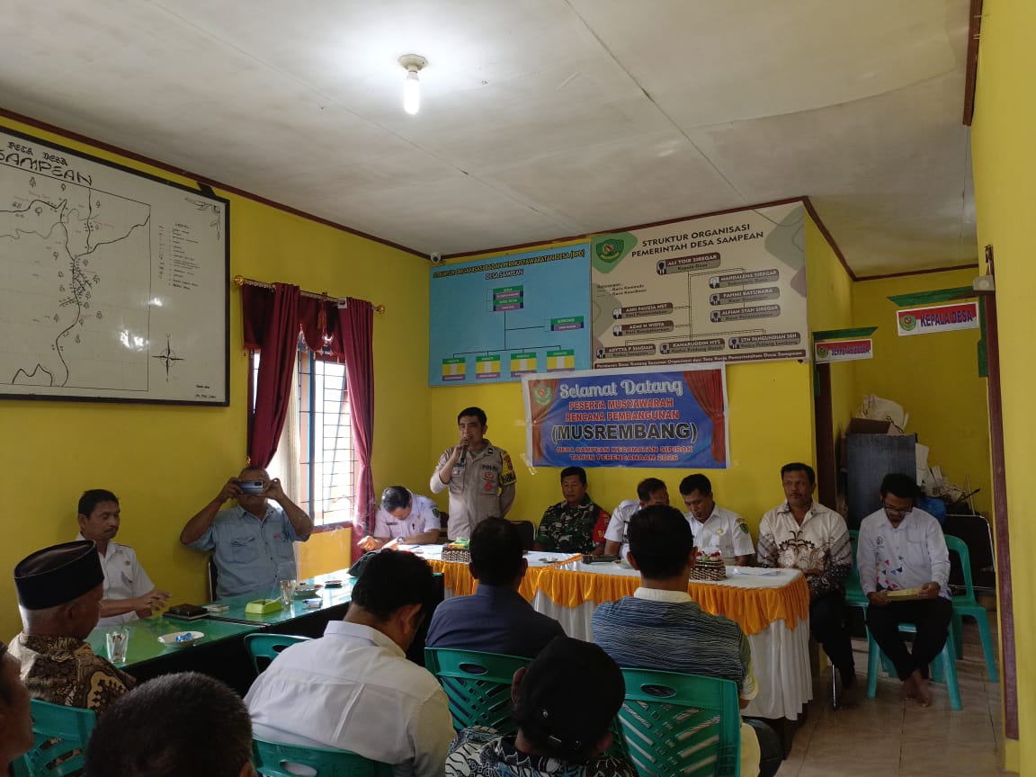 Bhabinkamtibmas Polsek Sipirok, Aipda Roy Naldi Hasibuan, saat memberikan pesan-pesan Kamtibmas ke masyarakat di sela Musrenbang RKPD TA 2026 di Desa Sampean