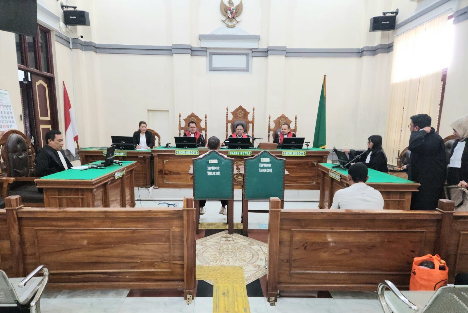 Suasana sidang tindak pidana korupsi dalam penyelenggaraan rapat koordinasi dan konsultasi SKPD Dinas Koperasi, UKM, dan Perindag Kota Padangsidimpuan di Pengadilan Tipikor Medan