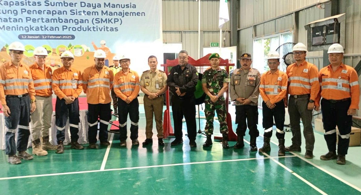 Kapolsek Batang Toru, AKP RN Tarigan, berfoto bersama jajaran PT AR usai mengikuti Upacara Bulan K3 Nasional di Tambang Emas Martabe itu