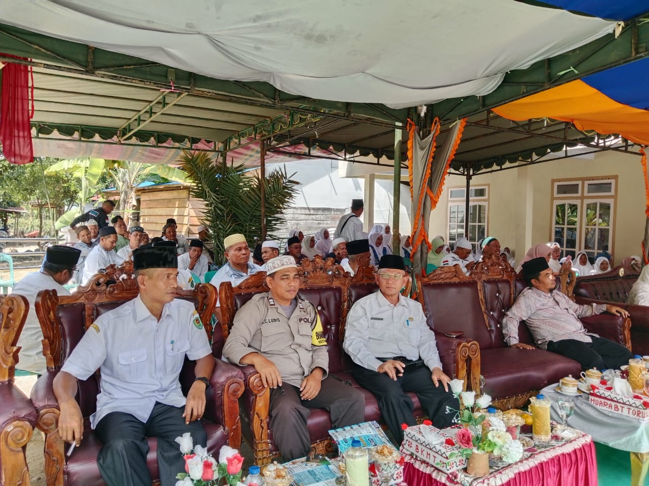 Bhabinkamtibmas Polsek Batang Toru, Aiptu Akhsan Chatib Lubis, menghadiri kegiatan pengajian BKMT di Blok C, Kelurahan Muara Ampolu