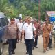 Kapolsek Batang Toru, AKP RN Tarigan, bersama pihak terkait lainnya, saat melakukan penertiban pedagang yang membuka lapak atau berdagang di tempat yang salah di Pasar Simataniari agar tak mengganggu arus lalulintas