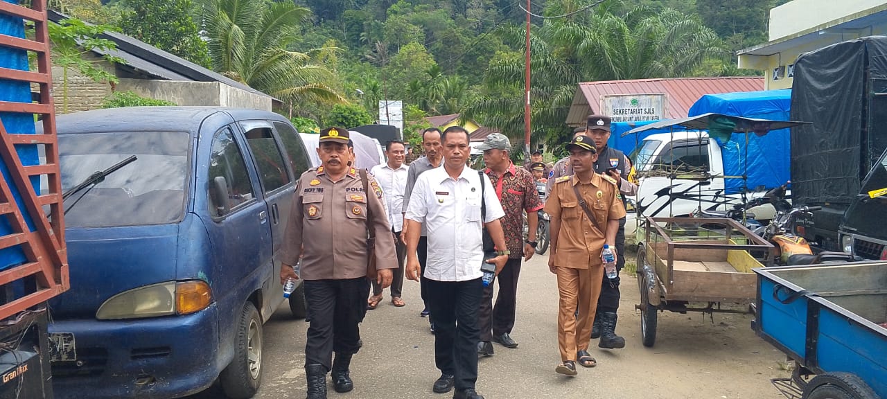 Kapolsek Batang Toru, AKP RN Tarigan, bersama pihak terkait lainnya, saat melakukan penertiban pedagang yang membuka lapak atau berdagang di tempat yang salah di Pasar Simataniari agar tak mengganggu arus lalulintas