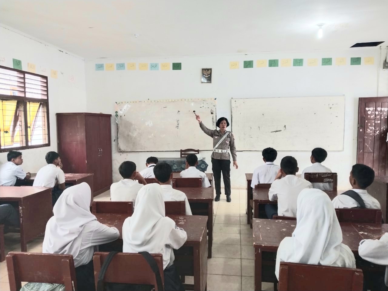 Kanit Kamsel Sat Lantas Polres Tapsel, Aiptu Kasianna Saragih, saat memberi edukasi terkait Kamseltibcar lalulintas ke para pelajar di SMP Negeri 1 Angkola Timur
