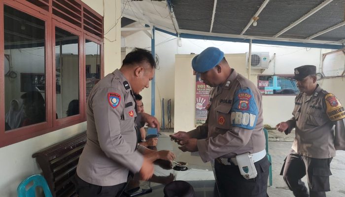 Pastikan Tak Main Judol, Polsek Batang Toru Cek Handphone Personel