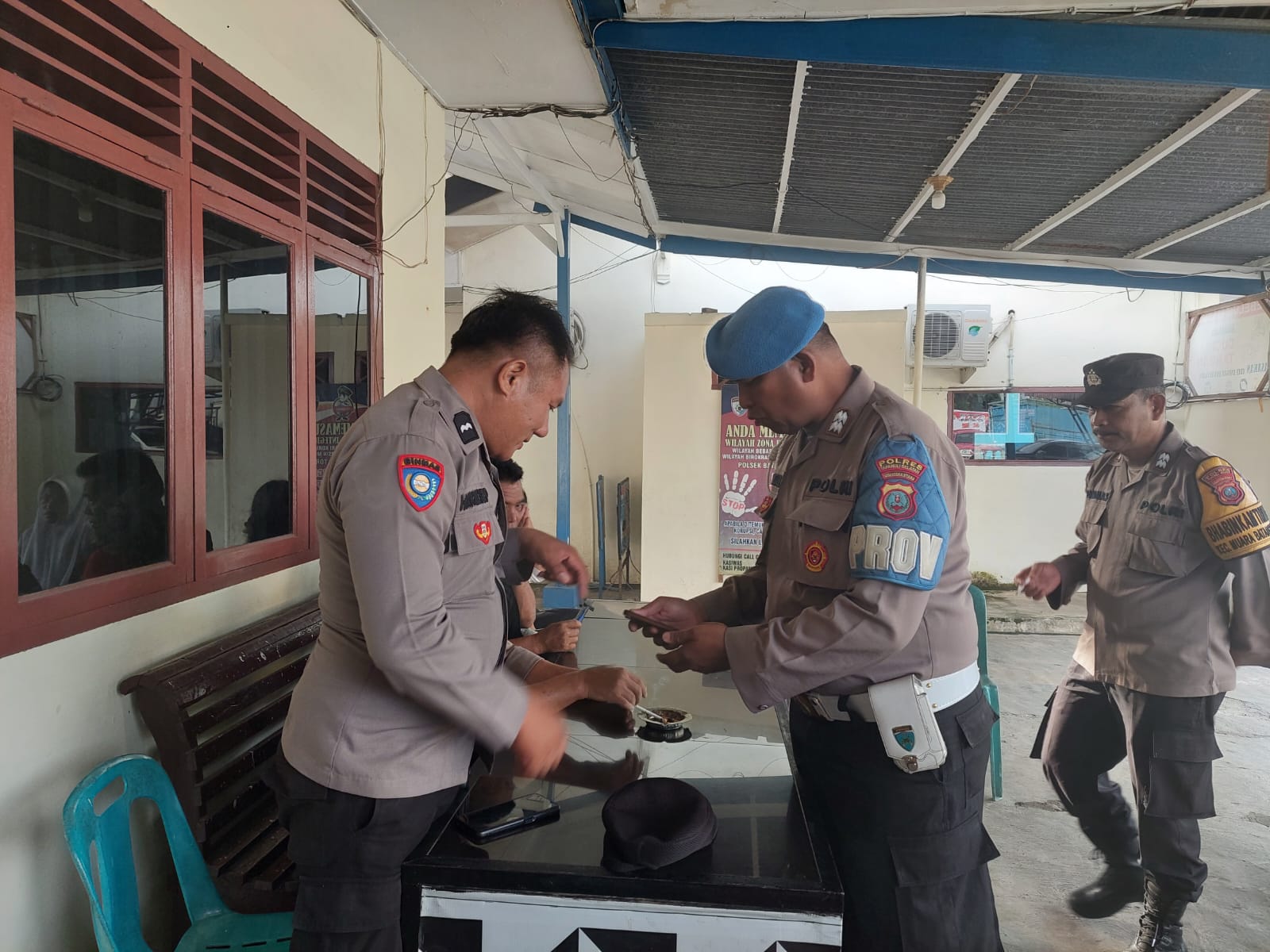 Unit Provos Polsek Batang Toru saat melakukan pengecekan HP personel seusai Apel pagi