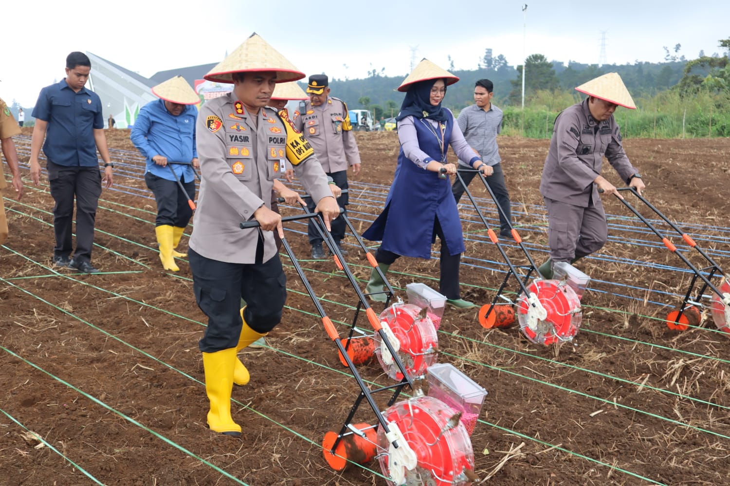 Kapolres Tapsel, AKBP Yasir Ahmadi, bersama Forkopimda dan stakeholder terkait lainnya di sela kegiatan penanaman jagung serentak 1 juta Hektare di lahan atau perkebunan se-Indonesia