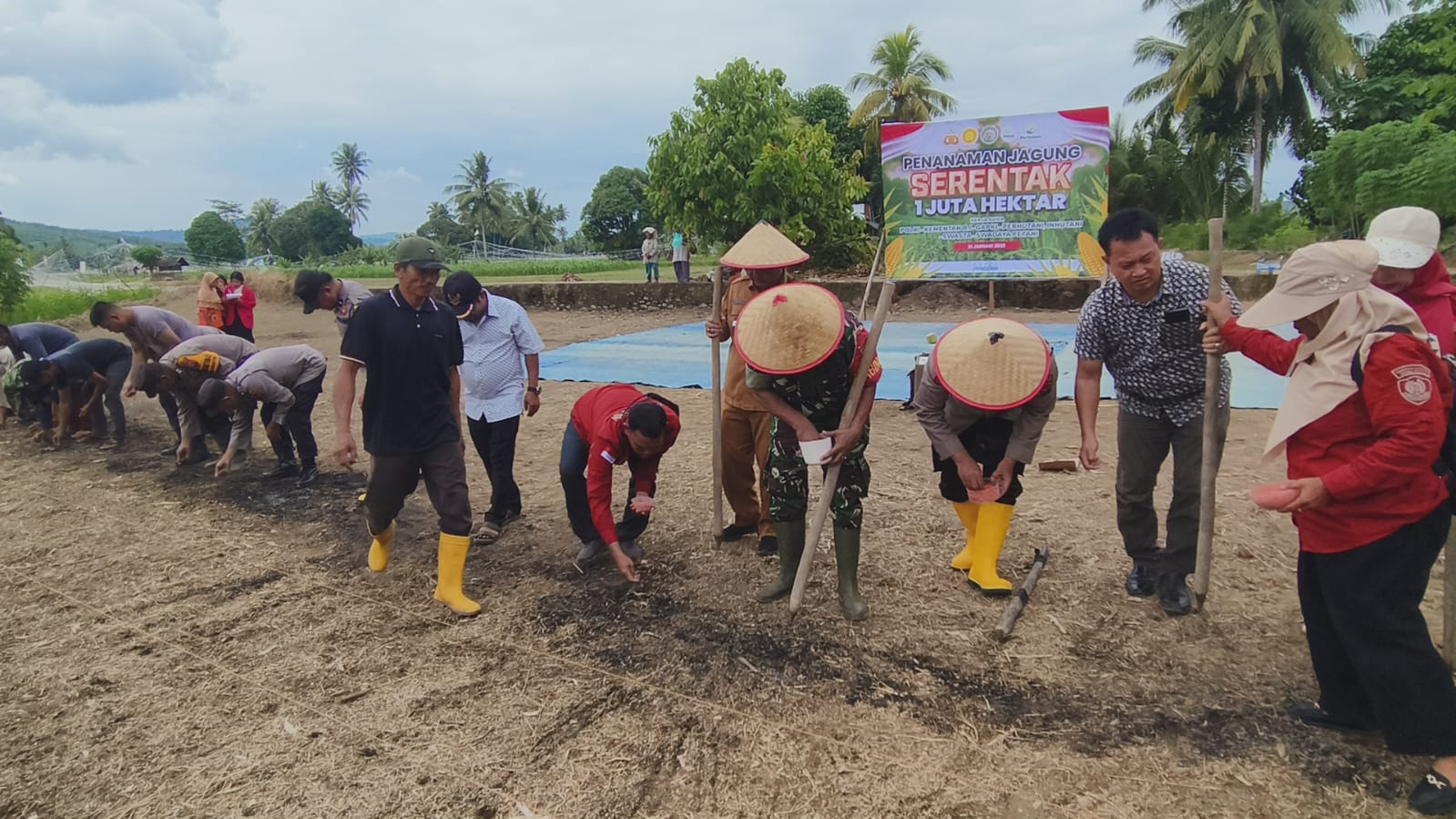 Polsek Batang Toru bersama Forkopimcam dan stakeholder terkait lainnya saat melaksanakan penanaman jagung serentak 1 juta Hektare se-Indonesia