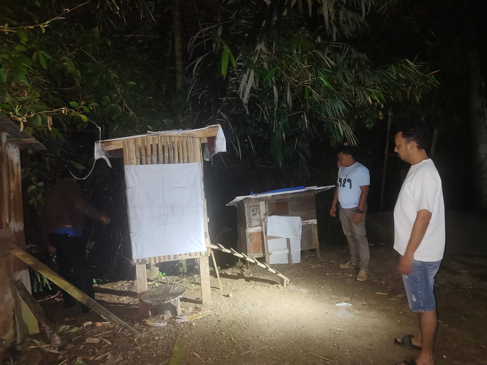 Petugas dari jajaran Sat Resnarkoba Polres Padangsidimpuan saat melakukan penggerebekan di salah satu Gubuk yang dicurigai sebagai tempat penyalahgunaan narkotika
