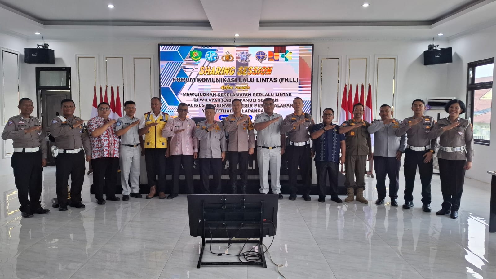 Waka Polres Tapsel, Kompol Rapi Pinakri, dan Kasat Lantas AKP Danil Saragih, berfoto bersama dengan berbagai instansi terkait usai sharing session FKLL