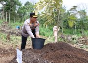 Jaga Lingkungan, AKBP Yasir Tanam Pohon Durian di Perkantoran Tapsel