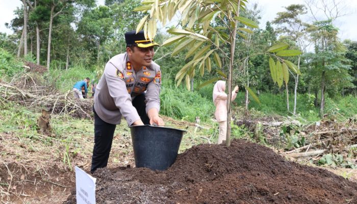 Jaga Lingkungan, AKBP Yasir Tanam Pohon Durian di Perkantoran Tapsel