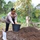 Kapolres Tapsel, AKBP Yasir Ahmadi, saat melakukan penanaman Pohon Durian bersama Forkopimda dalam rangka menjaga kelestarian lingkungan
