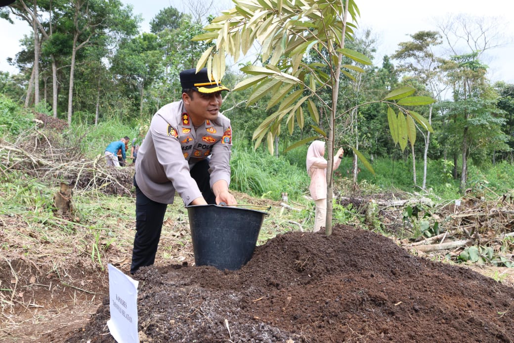 Kapolres Tapsel, AKBP Yasir Ahmadi, saat melakukan penanaman Pohon Durian bersama Forkopimda dalam rangka menjaga kelestarian lingkungan
