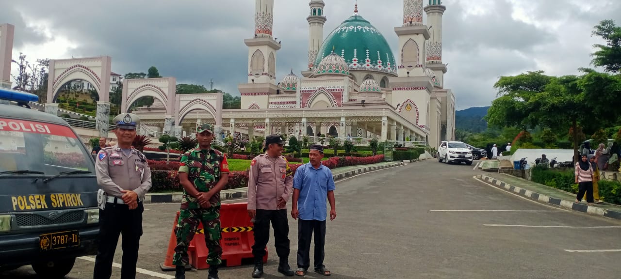 Personel Polsek Sipirok saat menggelar pengamanan di sejumlah Objek Wisata
