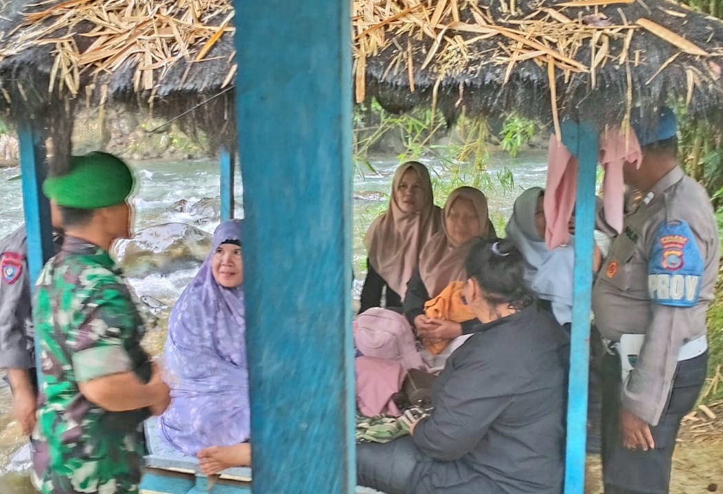 Sejumlah personel Polsek Batang Toru saat melakukan pengamanan di Objek Wisata Sungai Parsariran