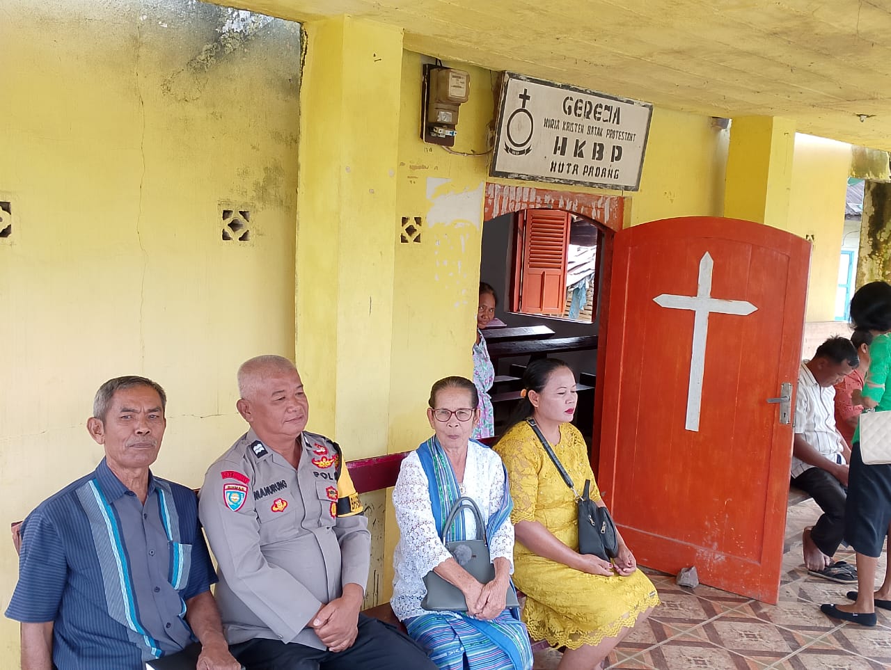 Personel Polsek Batang Angkola saat melaksanakan pengamanan di tengah-tengah jemaat ibadah Minggu di Gereja HKBP Huta Padang