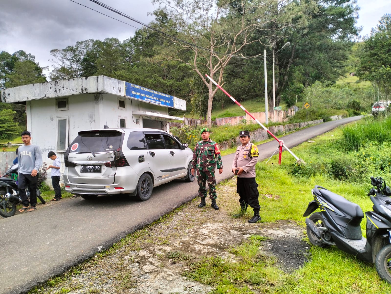 Sejumlah personel Polsek Sipirok saat menggelar pengamanan di Objek Wisata menjelang libur perayaan Israk Mikraj dan Imlek 2025