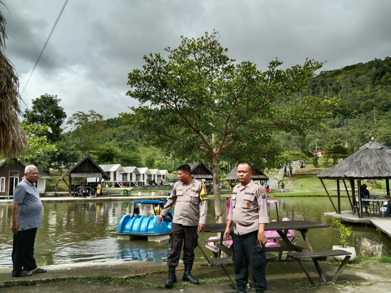 Sejumlah personel Polsek Batang Toru melaksanakan pengecekan situasi keamanan di Objek Wisata Syaakirah & Resto