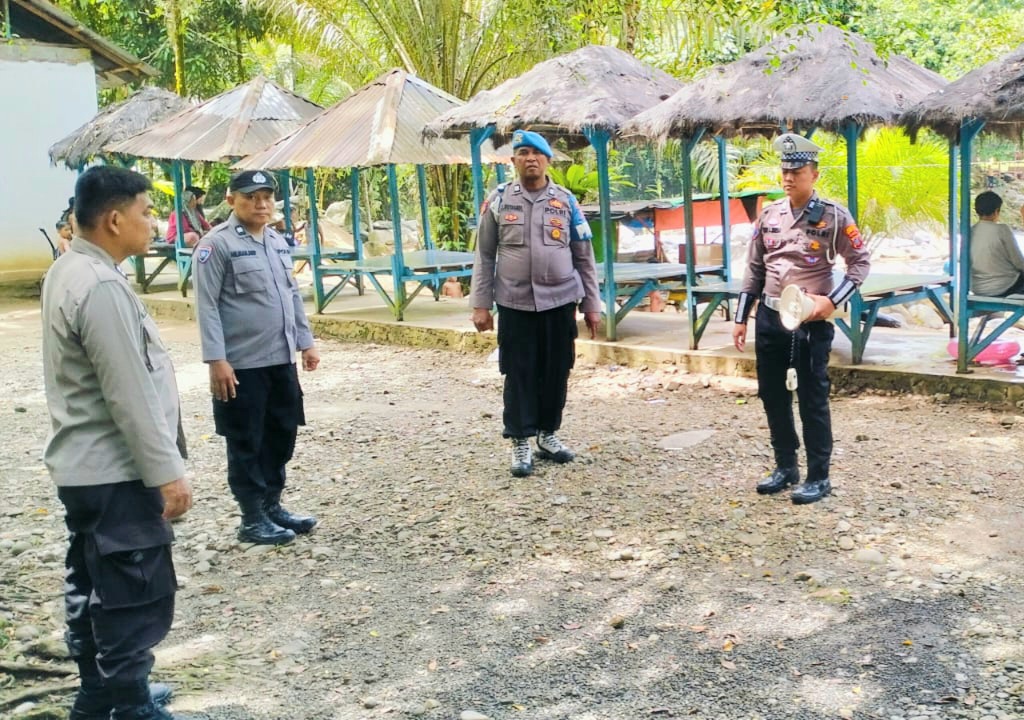 Sejumlah personel Polsek Batang Toru saat menggelar pengamanan di Objek Wisata menjelang libur perayaan Israk Mikraj dan Imlek 2025