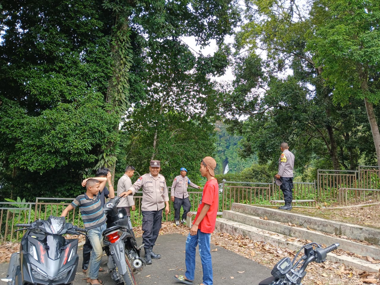 Sejumlah personel Polsek Batang Toru saat menggelar pengecekan situasi keamanan di seputaran Objek Wisata Air Terjun Silima-lima di Desa Simaninggir