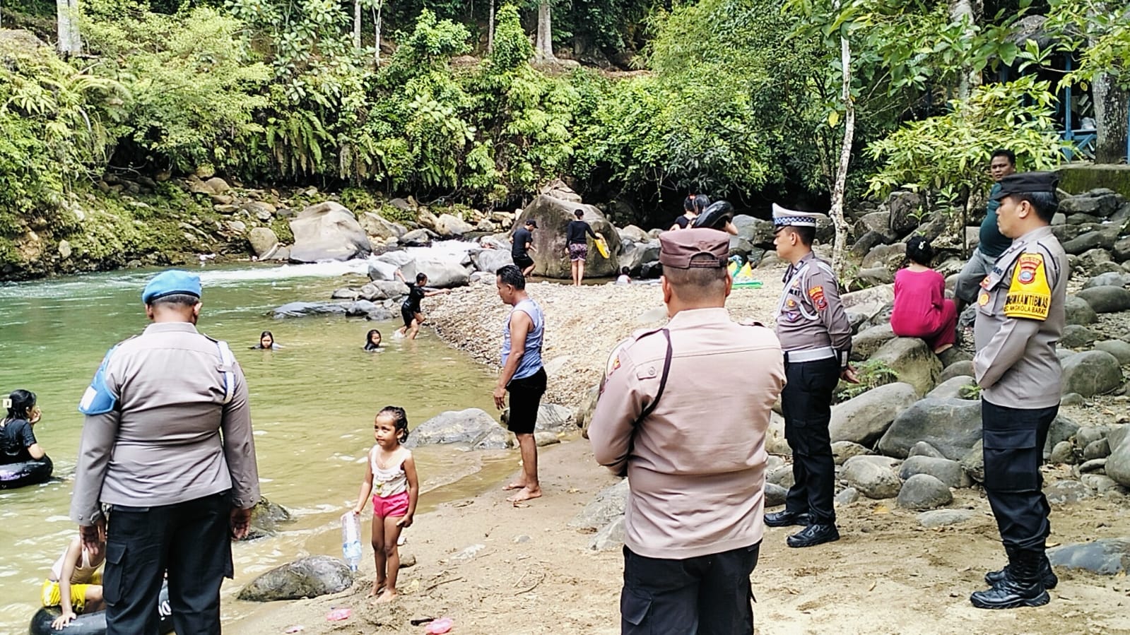 Sejumlah personel Polsek Batang Toru, tampak siaga saat menggelar pengamanan di Objek Wisata Sungai Parsariran
