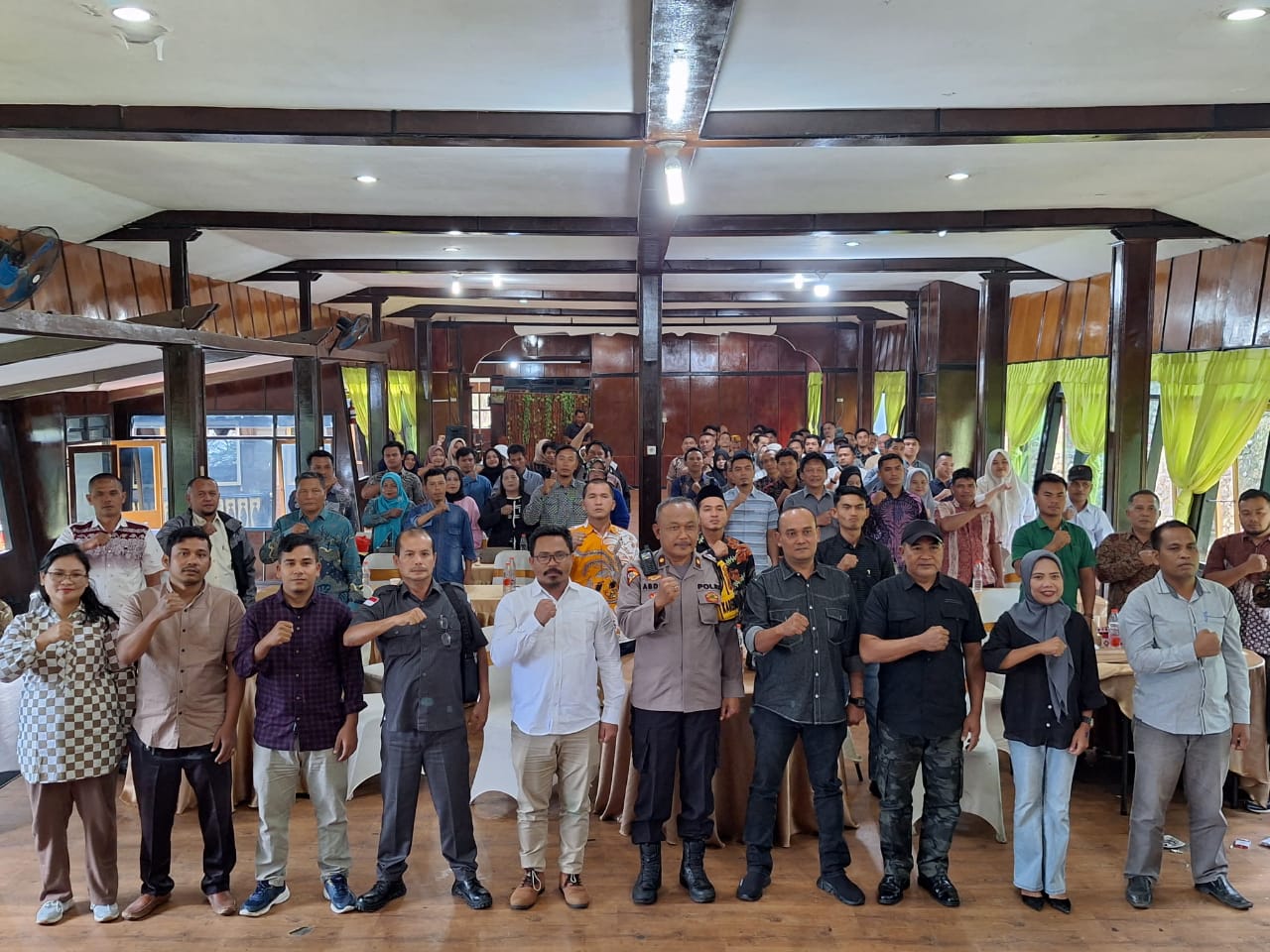 Kabag Ops Polres Tapsel, Kompol Abdi Abdillah, dan Ketua Bawaslu, Taufik Hidayat Lubis, beserta jajaran berfoto bersama dengan Panwascam maupun stakeholder lainnya usai Rakor maupun evaluasi pencegahan dan pengawasan tahapan kampanye di Pilkada serentak 2024