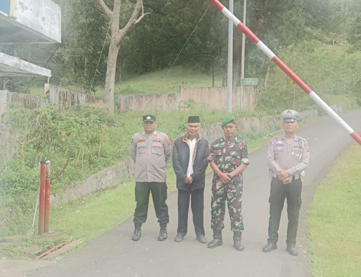 Sejumlah personel Polsek Sipirok saat menggelar pengamanan di Objek Wisata pada puncak libur perayaan Israk Mikraj dan Imlek 2025