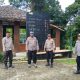 Sejumlah personel Polsek Batang Toru saat menggelar pengecekan situasi keamanan di seputaran Objek Wisata Air Terjun Silima-lima di Desa Simaninggir