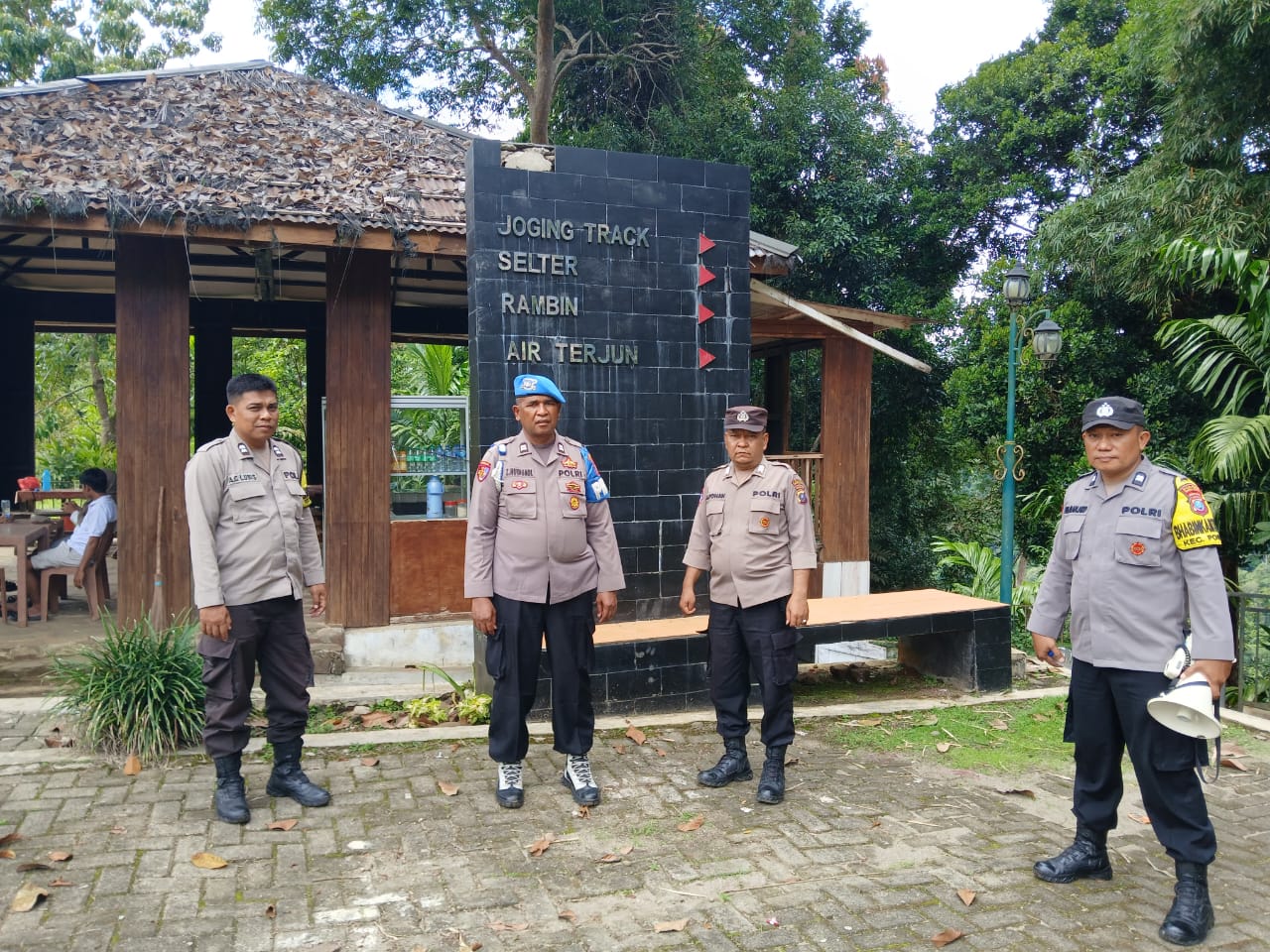 Sejumlah personel Polsek Batang Toru saat menggelar pengecekan situasi keamanan di seputaran Objek Wisata Air Terjun Silima-lima di Desa Simaninggir