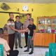Kedua belah pihak saling bersalam-salaman usai mendapat problem solving dari Bhabinkamtibmas Polsek Batang Toru, Brigpol Wendi Pramono, dan perangkat Desa lainnya