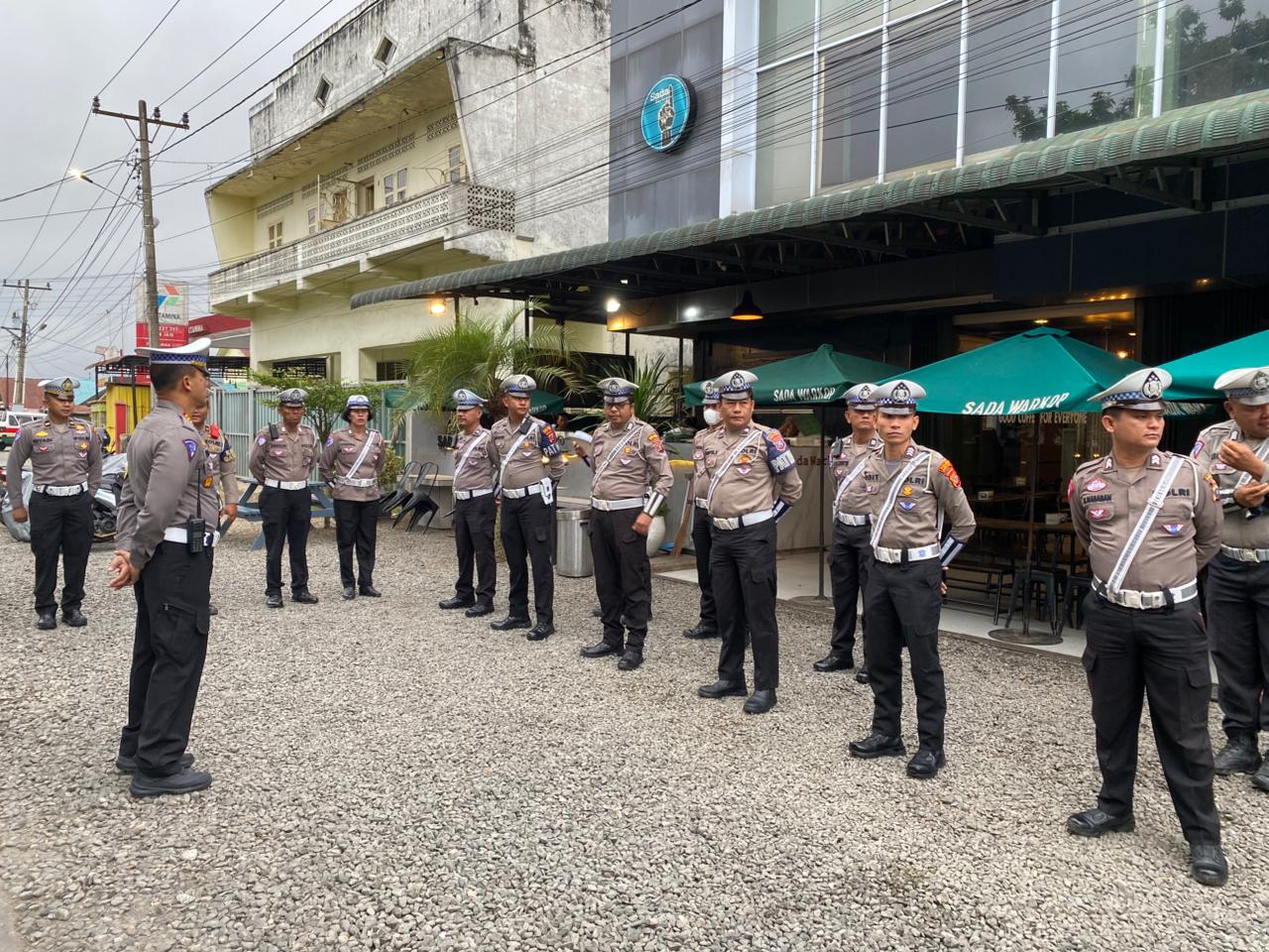 Kasat Lantas Polres Tapsel, AKP Danil Saragih, memberi arahan saat Apel sebelum melakukan tugas pengamanan arus lalulintas