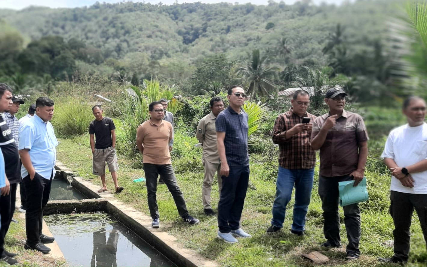 Bupati Tapsel terpilih periode 2025-2030, Gus Irawan Pasaribu, didampingi sejumlah stakeholder terkait saat meninjau beberapa lokasi yang menjadi titik penyelesaian persoalan peningkatan perikanan di daerah tersebut