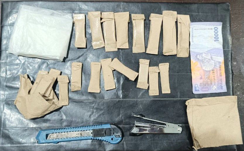 Berikut barang bukti yang berhasil disita dari seorang pemuda berusia 16 tahun berinisial, M, yang diduga kuat menjadi pengedar narkotika jenis ganja usai diamankan Sat Resnarkoba Polres Tapsel