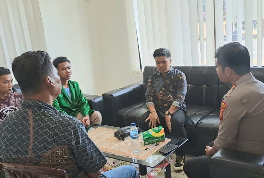 Kapolsek Padang Bolak, AKP Muallim Harahap, saat menerima kunjungan dari Pengurus BEM Sekolah Tinggi Ilmu Tarbiyah Paluta