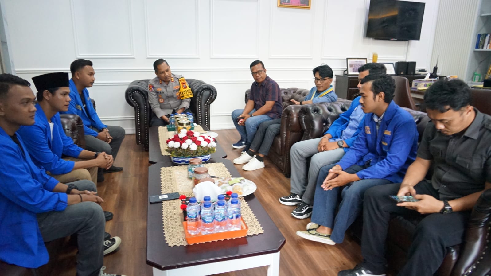 Kapolres Padangsidimpuan, AKBP Wira Prayatna, didampingi Kasat Intelkam, AKP Marzuki, saat menerima audiensi dan silaturahmi kepengurusan PMMI yang baru