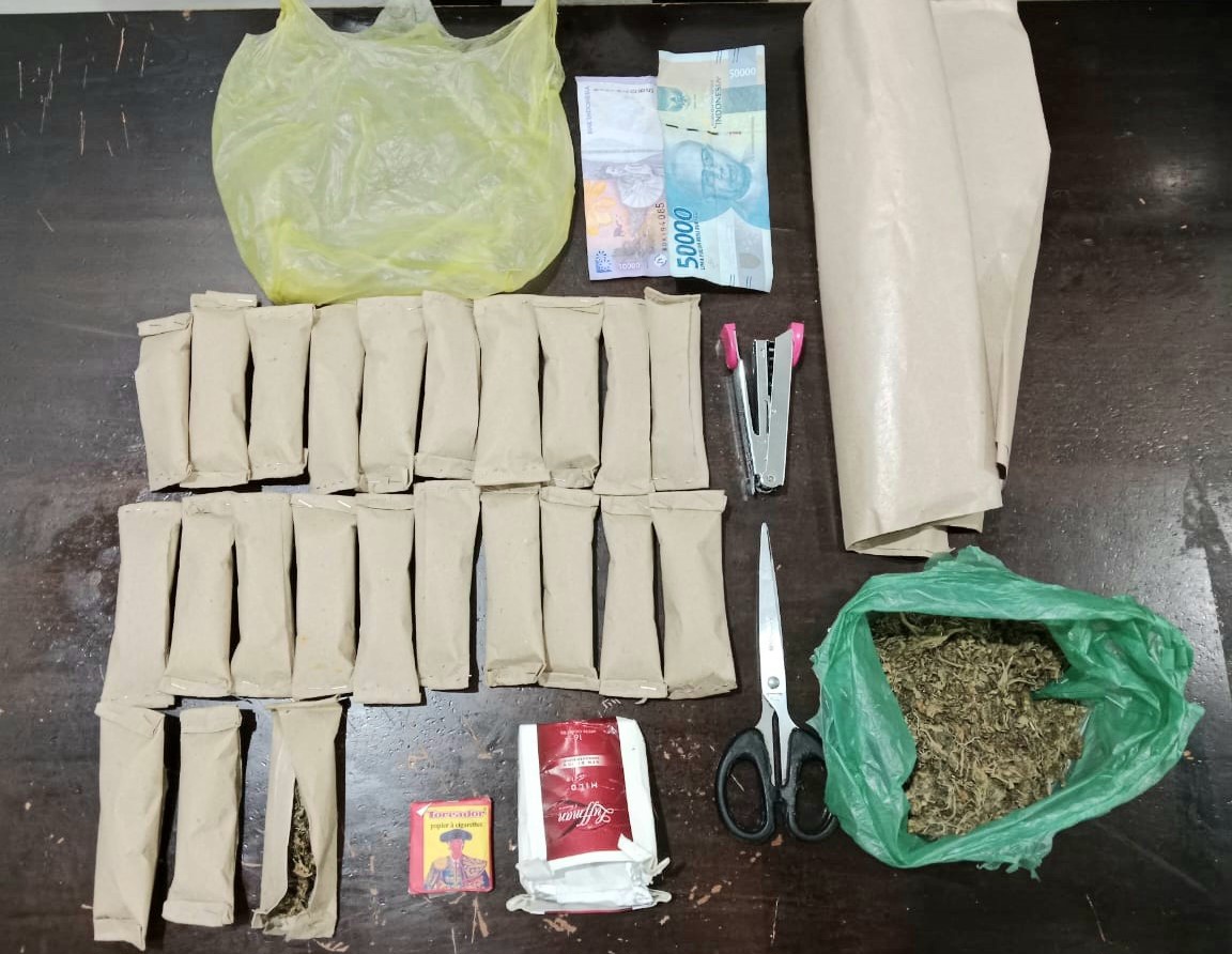 Berikut barang bukti ganja dan lainnya yang berhasil disita Tim Opsnal Sat Resnarkoba Polres Tapsel dari seorang pria lulusan D3 yang menjadi pengecer ganja berinisial, JWH