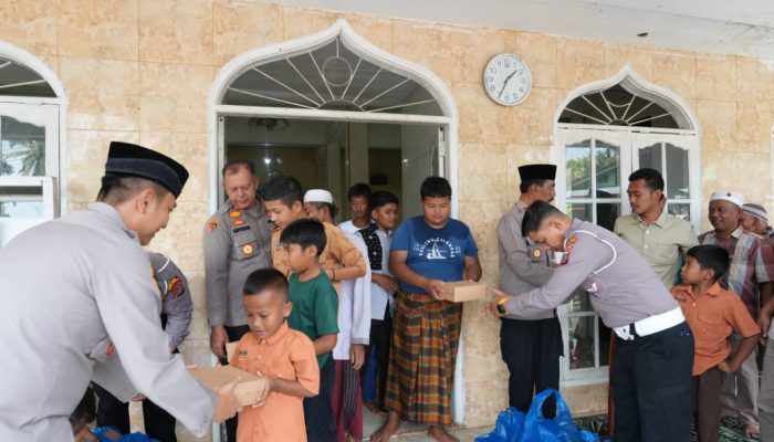 Jumat Berkah Berbagi Ratusan Nasi Kotak, Cara Polres Tapsel Dekatkan Diri ke Masyarakat