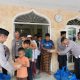 Waka Polres Tapsel, Kompol Rapi Pinakri, dan anggota, saat menyerahkan ratusan nasi kotak Jumat Berkah ke masyarakat di sekitar Masjid Al Huda