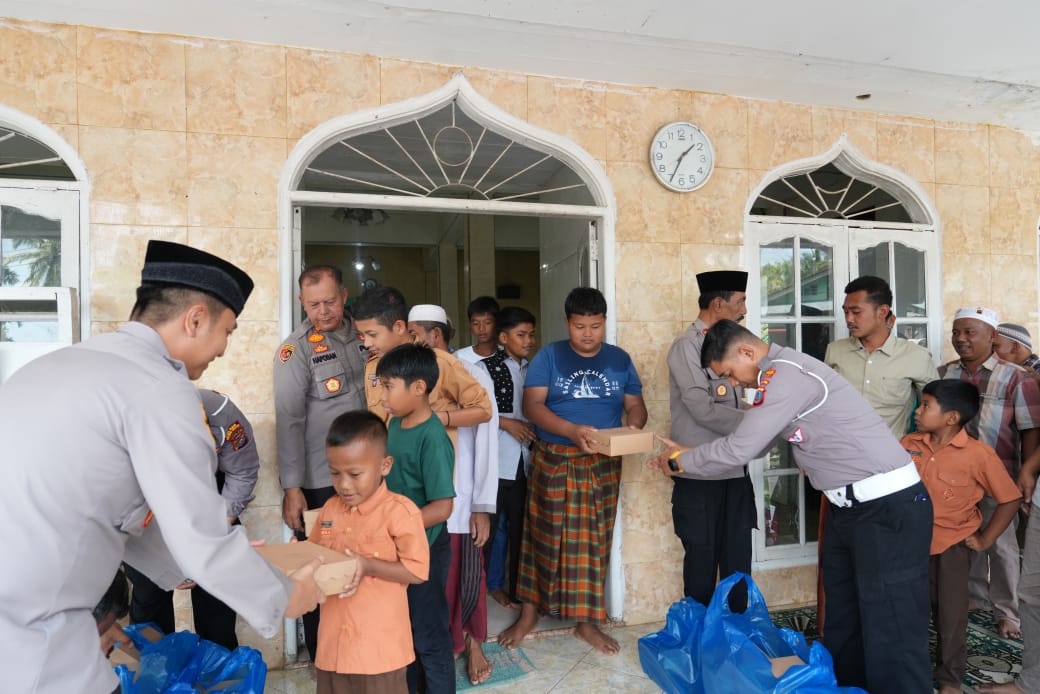 Waka Polres Tapsel, Kompol Rapi Pinakri, dan anggota, saat menyerahkan ratusan nasi kotak Jumat Berkah ke masyarakat di sekitar Masjid Al Huda